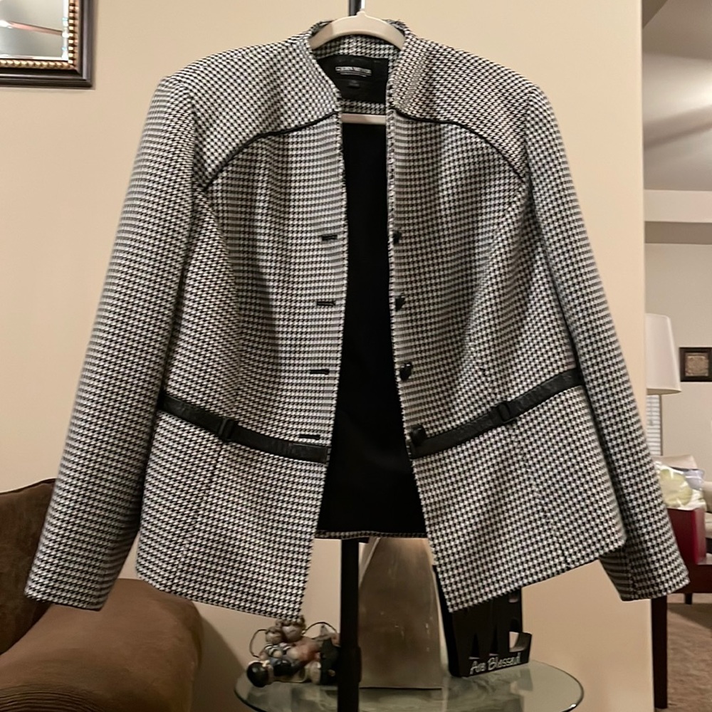 Buttoned down Houndstooth Blazer